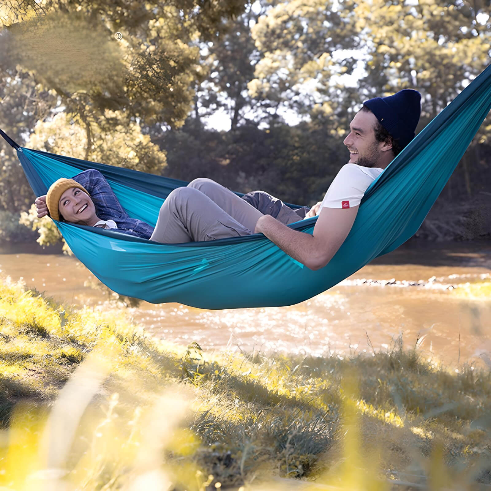 winter-camping-couple-sitting